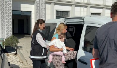 Hırsızlık şüphelisi, kucağında bebeğiyle sevk edildiği adliyede tutuklandı