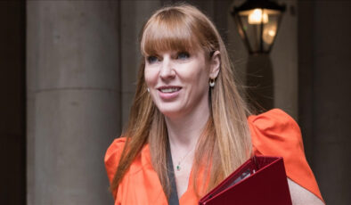 İngiltere’de vergi ödemediği ortaya çıkan hükümetin iki numaralı ismi istifa etti