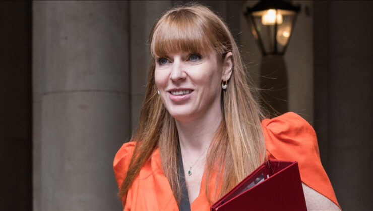 İngiltere’de vergi ödemediği ortaya çıkan hükümetin iki numaralı ismi istifa etti