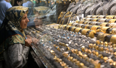 İran’da döviz ve altın kuru rekora koştu