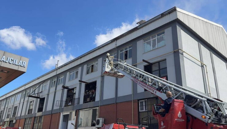 İşçiler yanan binada sigara içerek o anları kaydetti