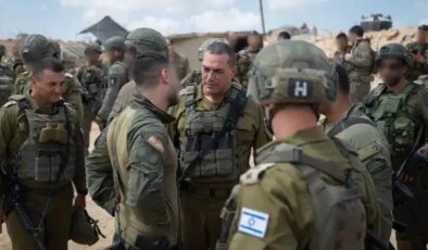 İsrail Gazze’de yüzlerce Filistinlinin kaldığı binayı bombaladı