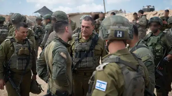 İsrail Gazze’de yüzlerce Filistinlinin kaldığı binayı bombaladı