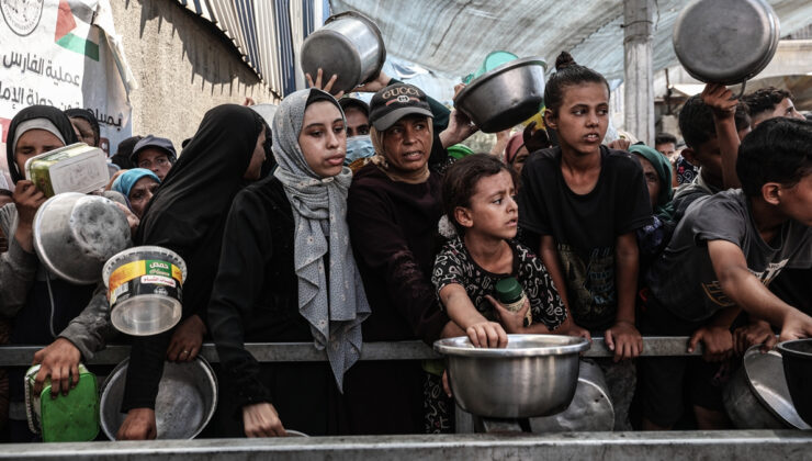 İsrail’de gıda krizi: Gazze’de Filistinlilere yemek dağıtıldı