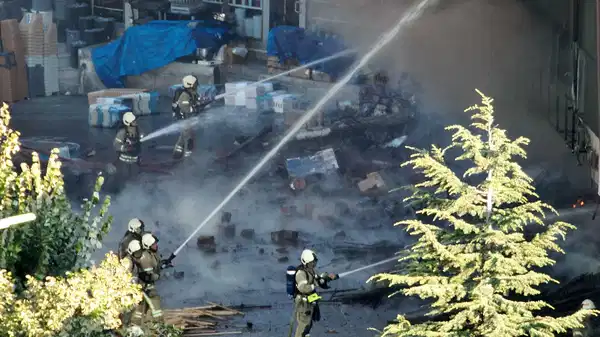 İstanbul Valisi Gül açıkladı: İSTOÇ’taki yangında 17 işyeri zarar gördü