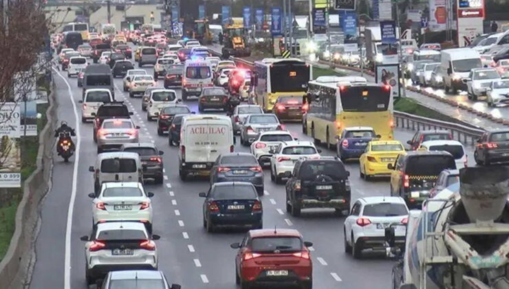 İstanbul’da ‘pazartesi’ çilesi: Trafik yoğunluğu yüzde 71’e çıktı!