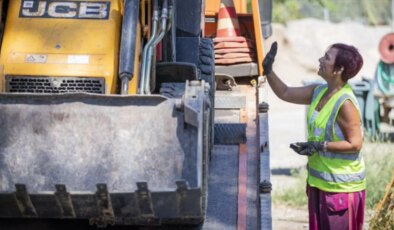 İzmir Büyükşehir Belediyesi’nin kadın çekici operatörü tabuları yıktı: ‘Bu bir tutku’