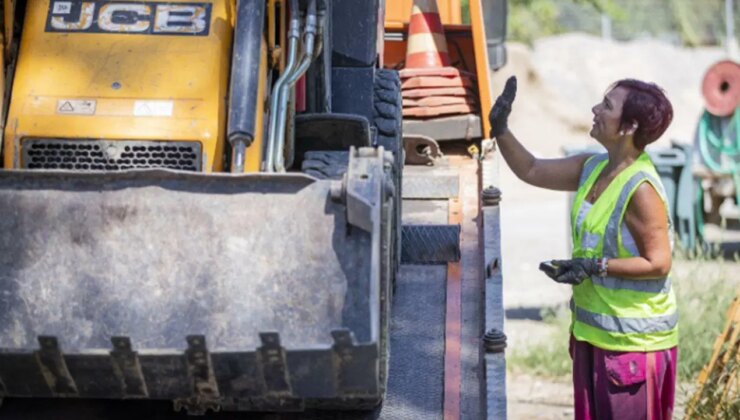 İzmir Büyükşehir Belediyesi’nin kadın çekici operatörü tabuları yıktı: ‘Bu bir tutku’