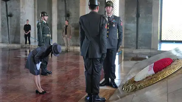 Japonya Prensesi’nden, Atatürk’e büyük saygı: Anıtkabir’i ziyaret etti, mozolenin önünde eğildi