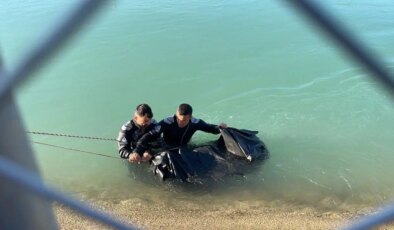 Kanala devrilen araçtaki baba ve oğlu boğuldu