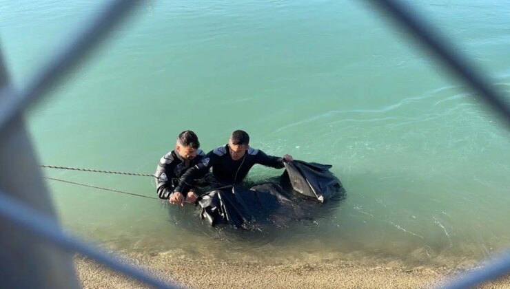 Kanala devrilen araçtaki baba ve oğlu boğuldu