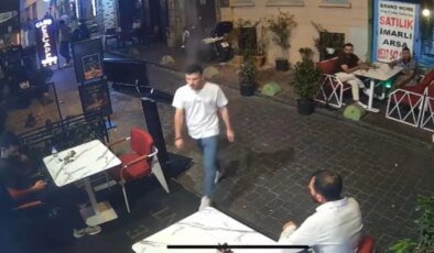 Kapısının önündeki motosiklete önce çorba döktü sonra tekme attı