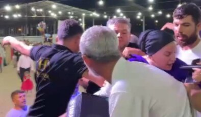 Karşısında şarkı söylemeyi reddeden şarkıcıya saldırdı