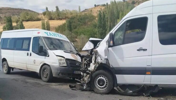 Kayseri’de feci kaza… İki minibüs kafa kafaya çarpıştı: Çok sayıda yaralı var!