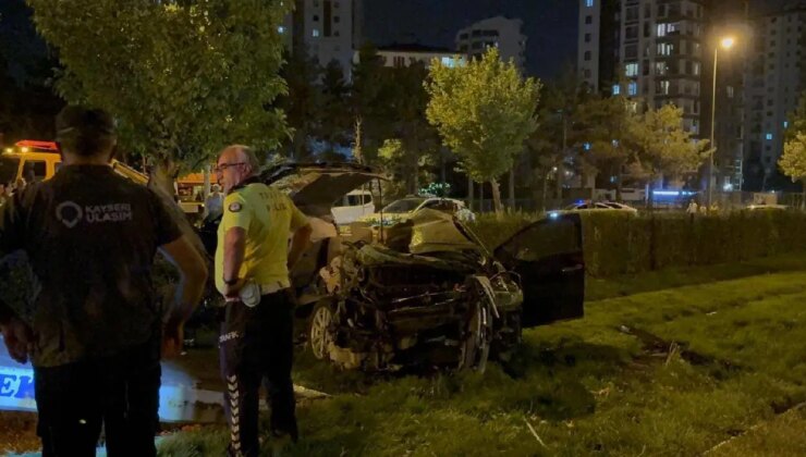 Kayseri’de feci kaza… Otomobil tramvay yoluna uçtu: Ölü ve yaralı var!