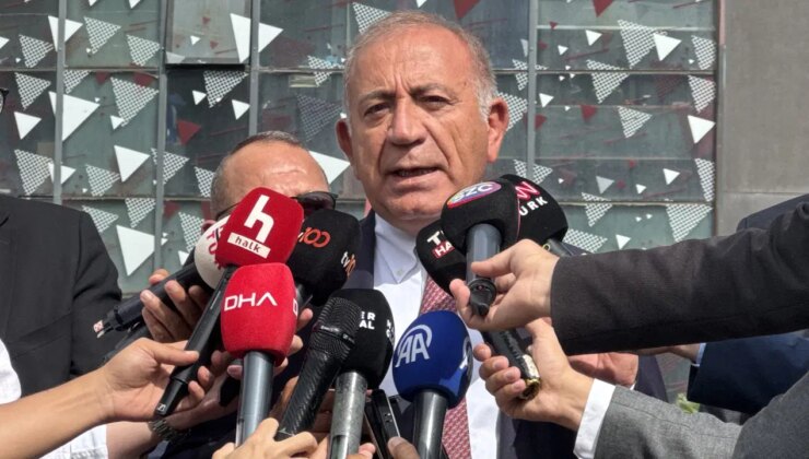 Kayyum Gürsel Tekin yine CHP’nin eski il binasına geldi: Özgür Özel gelmeden binadan ayrıldı