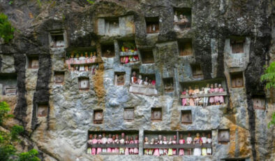 Kimi tükürüyor, kimi kömürde yürüyor: Dünyadaki en tuhaf gelenekler