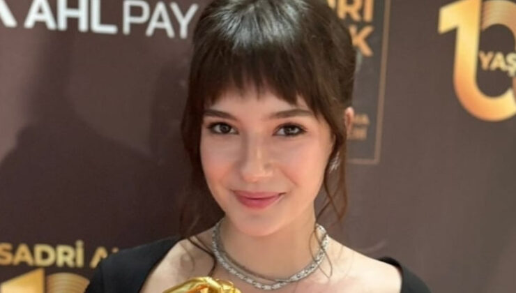 Kızıl Goncalar Zeynep’i Mina Demirtaş ödül gecesinde görüntülendi! Sade tarzı beğeni topladı