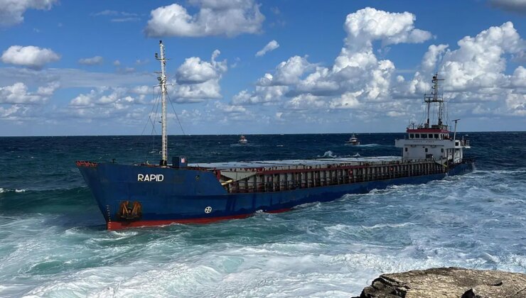 Kocaeli’de Kuru yük gemisi karaya oturdu: Mürettebat için helikopterle kurtarma operasyonu