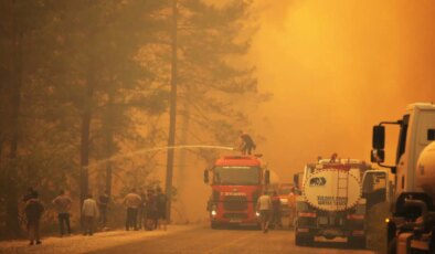 Köyceğiz’de alevlerle mücadele sürüyor… 218 ev boşaltıldı, 582 kişi tahliye edildi