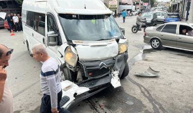 Kütahya’da okul servis minibüsleri çarpıştı; 5’i çocuk, 7 yaralı