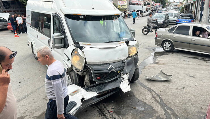 Kütahya’da okul servis minibüsleri çarpıştı; 5’i çocuk, 7 yaralı
