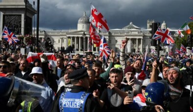 Londra sokakları karıştı: Robinson taraftarlarıyla polis arasında arbede