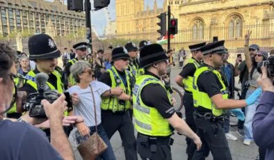 Londra’da Filistin eylemine polis müdahalesi: Yaklaşık 300 kişi gözaltına alındı