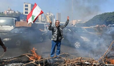 Lübnan’da emekli askerlerden maaş isyanı: Yollar kapatıldı, lastikler yakıldı