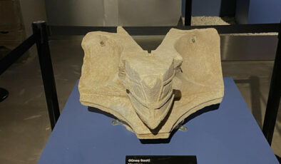 Manisa’da bulunan Aigai Antik Kenti’nde 2 bin 200 yıllık güneş saati bulundu