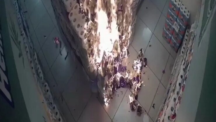 Markete giren çocuk, peçeteleri tutuşturdu; o anlar kamerada