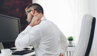 Masa başında görünmez tehlike: Yanlış oturma alışkanlığı can alabilir