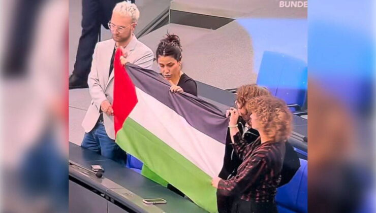 Mecliste Filistin bayrağı açtılar, salondan çıkarıldılar