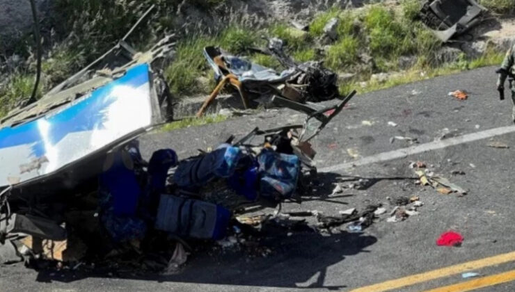 Meksika’da minibüs ile tırın çarpıştığı kazada 15 kişi öldü