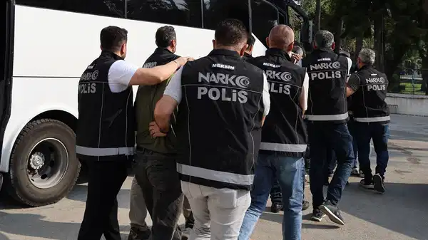 Mersin’de 3,5 milyon uyuşturucu hap ele geçirilen operasyonda 8 şüpheli adliyede