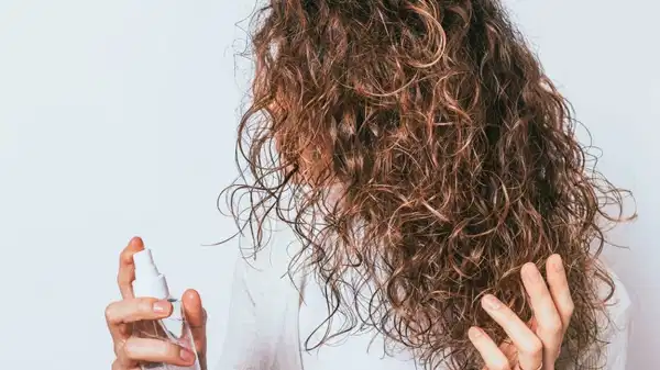 Mevsim geçişlerinde saçlarınızın kuruyup matlaşmasına son verin: Sonbaharda saçlarınızın nem dengesini koruyan 4 doğal maske tarifi