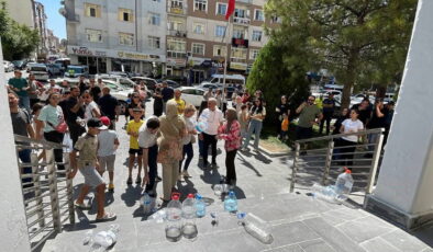 MHP’li Karaman Belediyesi’ne susuz kalan site sakinleri isyan etti: ‘Biz şu an pislikten kokuyoruz!’