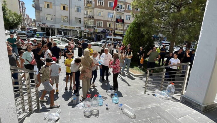 MHP’li Karaman Belediyesi’ne susuz kalan site sakinleri isyan etti: ‘Biz şu an pislikten kokuyoruz!’