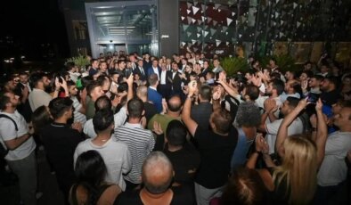 Milletvekilleri ve yurttaşlar kayyuma karşı nöbette: CHP İstanbul İl Başkanlığı önünde son durum…