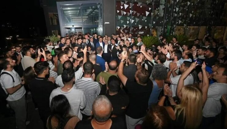 Milletvekilleri ve yurttaşlar kayyuma karşı nöbette: CHP İstanbul İl Başkanlığı önünde son durum…