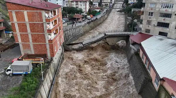 MSB açıkladı: Rize’de sel bölgesinden 17 kişi helikopterlerle tahliye edildi