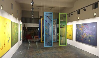 Mustafa Ata’nın 60 yıllık sanat serüveni: “Askıda” sergisi açıldı