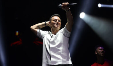 Mustafa Sandal konserde reji çalışanına hakaret etti