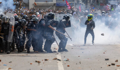 Nepal Başbakanı Oli, protestolar nedeniyle istifa etti