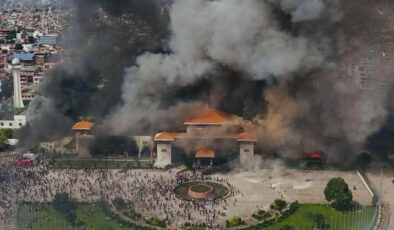 Nepal karıştı: Parlamento binası ateşe verildi, bakanlar dövüldü