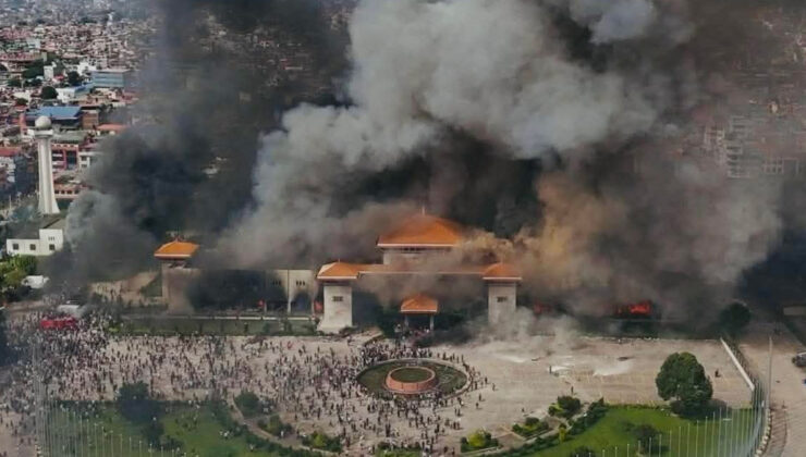 Nepal karıştı: Parlamento binası ateşe verildi, bakanlar dövüldü