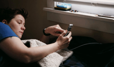 Nörobilimcilerden uyarı: Sabah ilk iş telefona bakmak beyni olumsuz etkiliyor