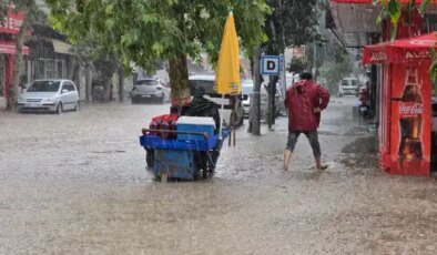 O bölgeyi fırtına vurdu… Çatılar uçtu, araçlar yolda kaldı!