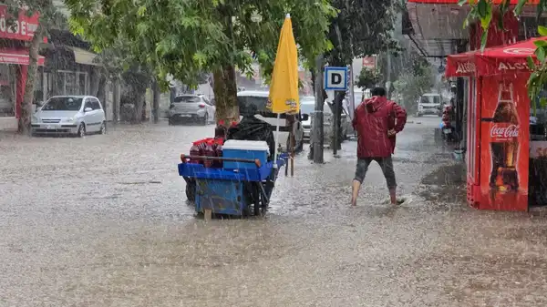 O bölgeyi fırtına vurdu… Çatılar uçtu, araçlar yolda kaldı!