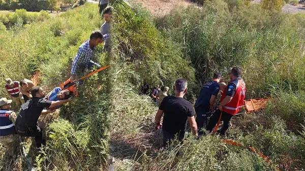 Okula giden öğretmenlerin içinde olduğu otomobil dereye yuvarlandı: 2 yaralı